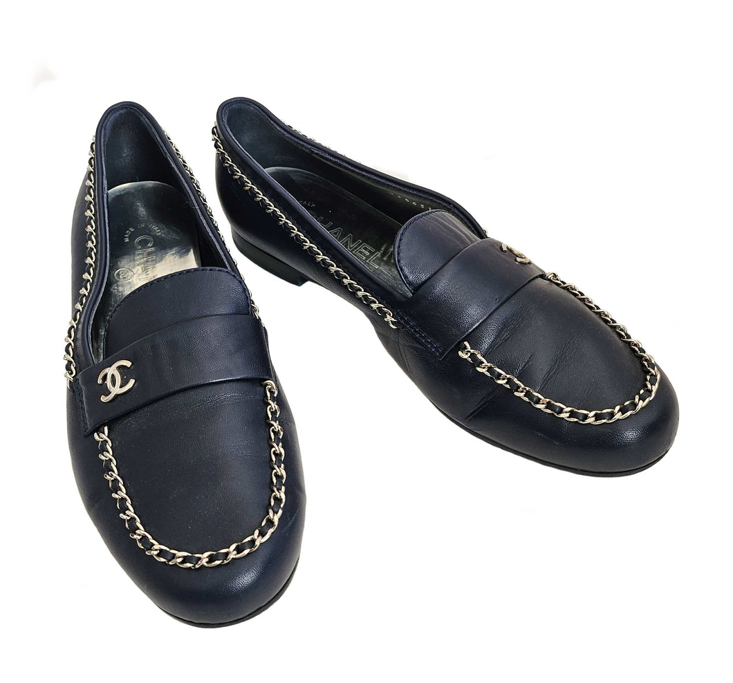 CHANEL NAVY CHAINED CC LEATHER LOAFERS (39C)