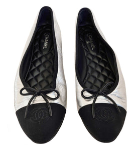 CHANEL SILVER/BLACK CAPTOE INTERLOCKING CC BALLET FLATS SHOES (39)