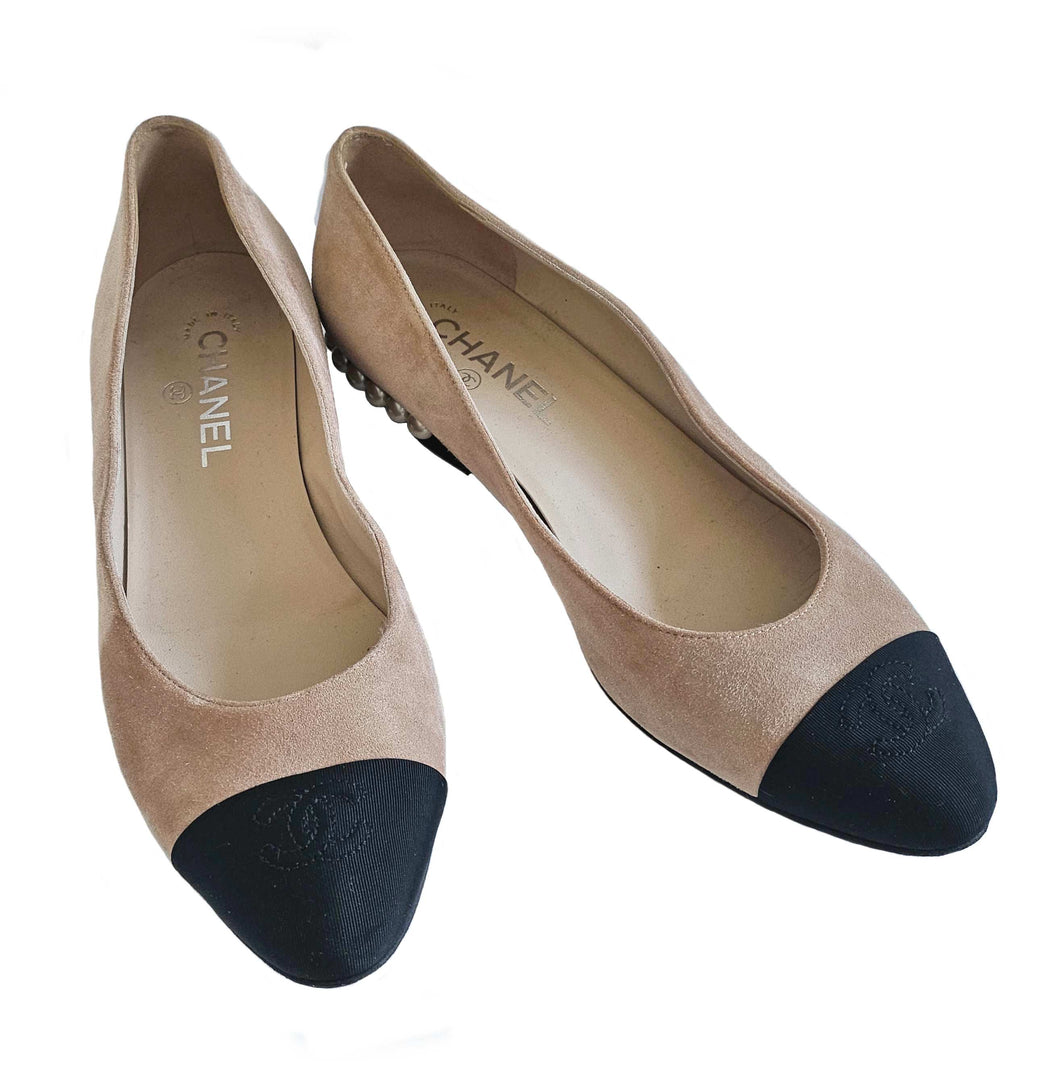 CHANEL BEIGE/BLACK SUEDE CAPTOE FAUX PEARL EMBELLISHED BALLET FLAT SHOES (39C)