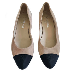 CHANEL BEIGE/BLACK SUEDE CAPTOE FAUX PEARL EMBELLISHED BALLET FLAT SHOES (39C)