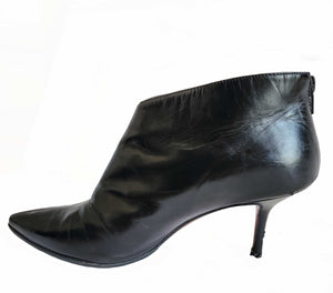 CHRISTIAN LOUBOUTIN BLACK POINTED TOE LEATHER ANKLE BOOTS (38)