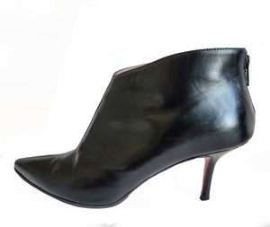 CHRISTIAN LOUBOUTIN BLACK POINTED TOE LEATHER ANKLE BOOTS (38)
