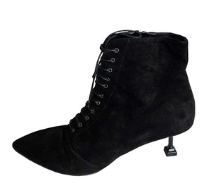 MIU MIU BLACK SUEDE LACEUP ANKLE BOOTS (39)