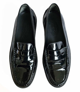 TOD’S BLACK PATENT LEATHER LOAFERS (37)