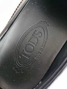 TOD’S BLACK PATENT LEATHER LOAFERS (37)