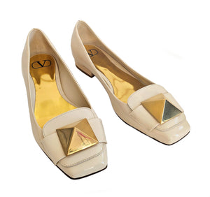 VALENTINO GARAVANI BEIGE ONE STUD PATENT LEATHER FLATS (38)