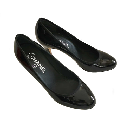 CHANEL BLACK PATENT LEATHER PUMPS (39)