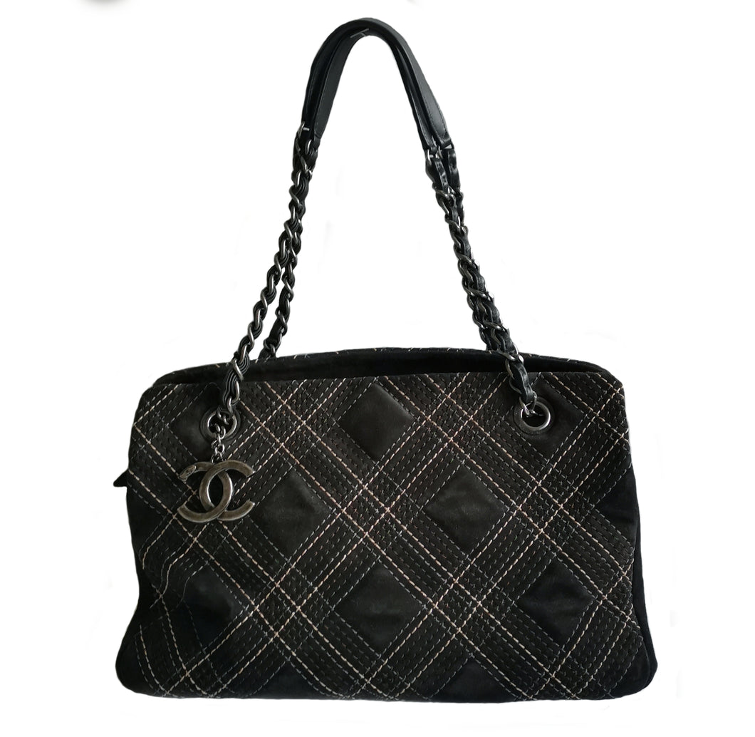 CHANEL GRAY SUEDE QUILTED SHOULDER BAG