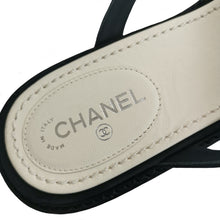 CHANEL BLACK LEATHER FAUX PEARL THONG SANDALS (39.5C)